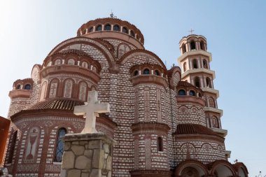 Nea Moudania, Yunanistan, 24 Ekim 2022. Sütunlarla çevrili muhteşem bir pembe tuğla bina, kasabanın belirgin bir özelliğidir..