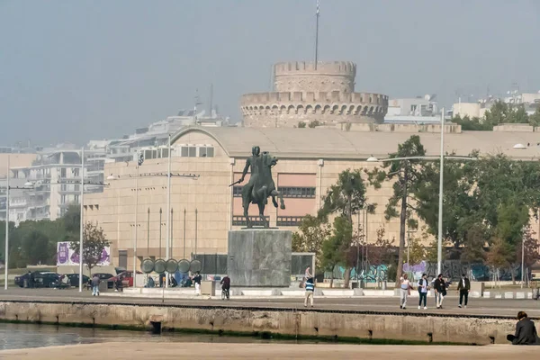 Selanik, Yunanistan, 25 Ekim 2022. İskender heykeli ve Beyaz Kule ile deniz boyunca gezinti.