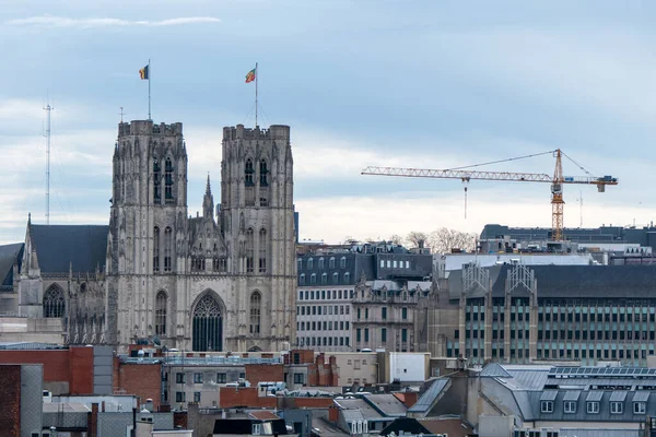 Brüksel, Belçika, 17 Mart 2023. Brüksel 'in yeni idari merkezi Brucity' den Brüksel 'deki Aziz Michael ve Gudule Katedrali.