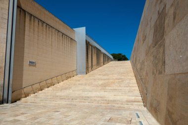 Valletta, Malta, 4 Mayıs 2023. Malta Parlamentosu 'nun yanındaki Putirjal denilen şehir kapısının yanındaki modern mermer merdivenler Renzo Piano tarafından tasarlanıp inşa edildi.