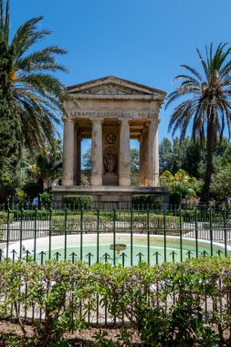 Valletta, Malta, 4 Mayıs 2023. Sir Alexander Ball anıtı Aşağı Barraka Bahçeleri 'nde bulunan neoklasik bir anıttır.