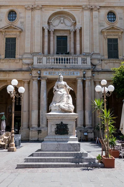 Valletta Malta Maja 2023 Posąg Królowej Wiktorii Przed Biblioteką — Zdjęcie stockowe