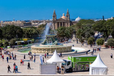 Valletta, Malta, 5 Mayıs 2023. Triton Valletta Çeşmesi ve Floriana St Publius Kilisesi, Malta