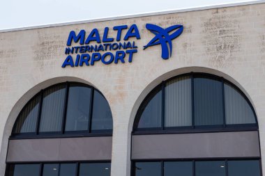 Valletta, Malta, 7 Mayıs 2023 Mavi logolu Airport cephesi