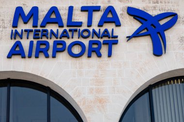 Valletta, Malta, 7 Mayıs 2023 Mavi logolu Airport cephesi