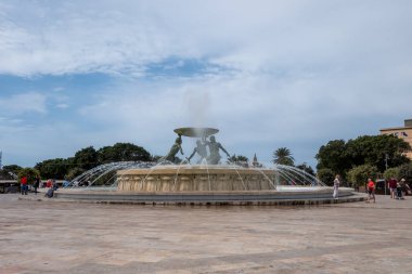 Valletta, Malta, 30 Nisan 2023. Triton Çeşmesi, büyük bir havzayı destekleyen üç bronz tritondan oluşur.