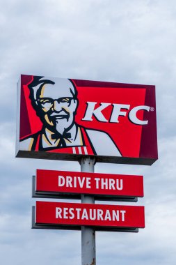 Gzira, Malta, 30 Nisan 2023. Albay Sanders 'ın oynadığı KFC restoran tabelası,