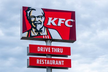 Gzira, Malta, 30 Nisan 2023. Albay Sanders 'ın oynadığı KFC restoran tabelası,