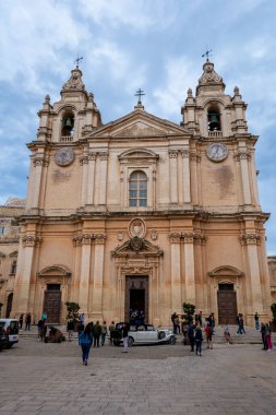Mdina, Malta, 30 Nisan 2023. Mdina 'daki St. Peter ve St. Paul Katedrali, Malta Katolik Başpiskoposluğu' nun ana kilisesi.