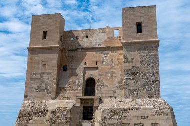 Saint Paul Körfezi, Malta, 30 Nisan 2023. Wignacourt Kulesi, Gozo 'daki Garzes Kulesi' nden sonra Malta adalarında inşa edilen ikinci kuleydi..