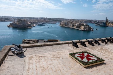 Valletta, Malta, 1 Mayıs 2023. Yukarı Barrakka Bahçeleri ve Rinella Kalesi 'nden üç şehrin manzarası.