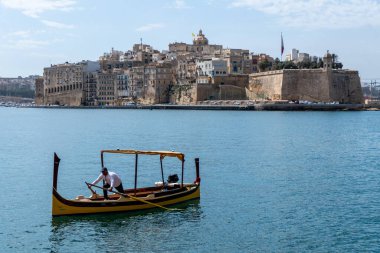 Valletta, Malta, Üç Şehir 'i Yukarı Barakka bahçesine bağlayan turist teknesi.