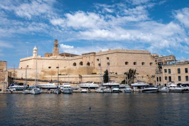 Senglea, Malta, 1 Mayıs 2023, Senglea tahkimatları denizden görüldü.