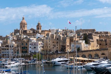 Birgu, Malta, 1 Mayıs 2023. Birgu 'nun Annunciation Kilisesi' nin manzarası, rıhtım koyunun üzerinde demirli yatı olan büyük kubbe.