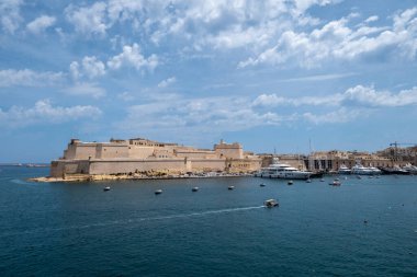 Valletta, Malta, 1 Mayıs 2023, Saint Angel Kalesi Yukarı Barakka Halk Bahçeleri 'nden görüldü.