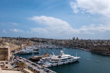 Birgu, Malta, 1 Mayıs 2023. Lüks teknelerle büyük limanın panoramik manzarası