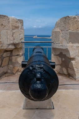 Birgu, Malta, 1 Mayıs 2023. Saint Angel Kalesi 'nin rahibi.