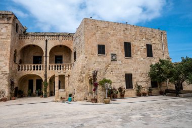 Birgu, Malta, 1 Mayıs 2023, St. Angelo Kalesi 'nde binaları olan bir avlu..