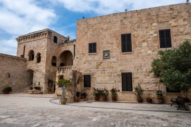 Birgu, Malta, 1 Mayıs 2023, St. Angelo Kalesi 'nde binaları olan bir avlu..