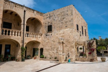 Birgu, Malta, 1 Mayıs 2023, St. Angelo Kalesi 'nde binaları olan bir avlu..