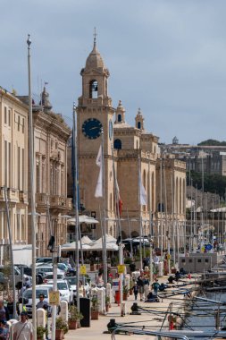 Birgu, Malte, 1 Mayıs 2023 Deniz Müzesi ve Birgu 'daki restoran masaları, 