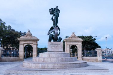 Valletta, Malta, 2 Mayıs 2023. Floriana, Bağımsızlık Anıtı, tur otobüsü toplantısı