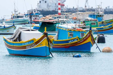 Marsaxlokk, Malta, 2 Mayıs 2023. Marsaxlokk 'un en ilgi çekici yerlerinden biri gözleri olan ünlü renkli kayıklardır.