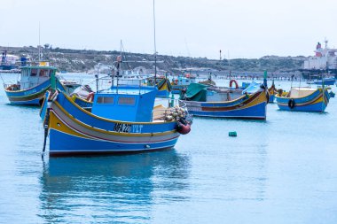 Marsaxlokk, Malta, 2 Mayıs 2023. Marsaxlokk 'un en ilgi çekici yerlerinden biri gözleri olan ünlü renkli kayıklardır.