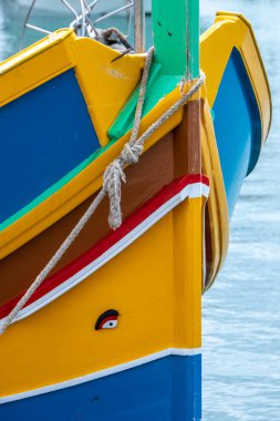 Marsaxlokk, Malta, 2 Mayıs 2023. Marsaxlokk 'un en ilgi çekici yerlerinden biri gözleri olan ünlü renkli kayıklardır.
