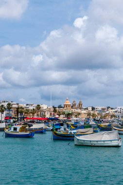 Marsaxlokk, Malta, 2 Mayıs 2023. Marsaxlokk 'un en ilgi çekici yerlerinden biri gözleri olan ünlü renkli kayıklardır.