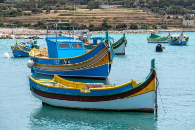 Marsaxlokk, Malta, 2 Mayıs 2023. Marsaxlokk 'un en ilgi çekici yerlerinden biri gözleri olan ünlü renkli kayıklardır.