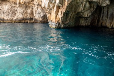 Wied iz Zurrieq, Malta, 2 Mayıs 2023. Mavi Mağara ve çevresindeki deniz mağaraları, Malta 'nın en güzel doğal manzaralarından birini oluşturur.