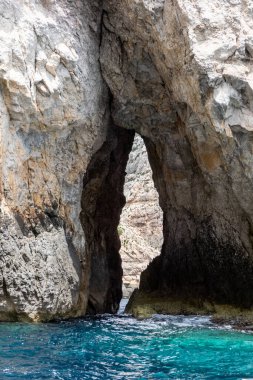 Wied iz Zurrieq, Malta, 2 Mayıs 2023. Mavi Mağara ve çevresindeki deniz mağaraları, Malta 'nın en güzel doğal manzaralarından birini oluşturur.