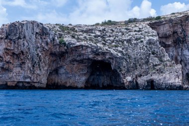 Wied iz Zurrieq, Malta, 2 Mayıs 2023. Blue Grotto 'nun etrafındaki deniz mağaraları. Malta 'nın en güzel doğal manzaralarından birini oluştururlar..
