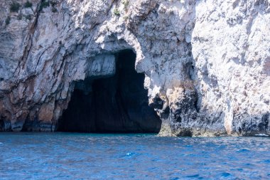 Wied iz Zurrieq, Malta, 2 Mayıs 2023. Blue Grotto 'nun etrafındaki deniz mağaraları. Malta 'nın en güzel doğal manzaralarından birini oluştururlar..
