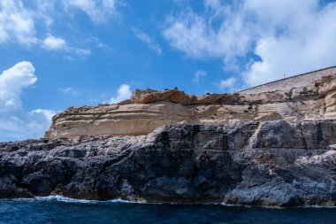 Wied iz Zurrieq, Malta, 2 Mayıs 2023. Blue Grotto 'nun etrafındaki deniz mağaraları. Malta 'nın en güzel doğal manzaralarından birini oluştururlar..