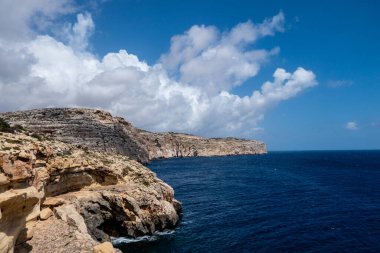 Wied iz Zurrieq, Malta, 2 Mayıs 2023. Blue Grotto 'nun etrafındaki deniz mağaraları. Malta 'nın en güzel doğal manzaralarından birini oluştururlar..