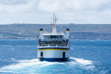 Gozo, Malta, 3 Mayıs 2023. Valletta 'yı Gozo adasına bağlayan Gozo Channel şirketinin feribotu.