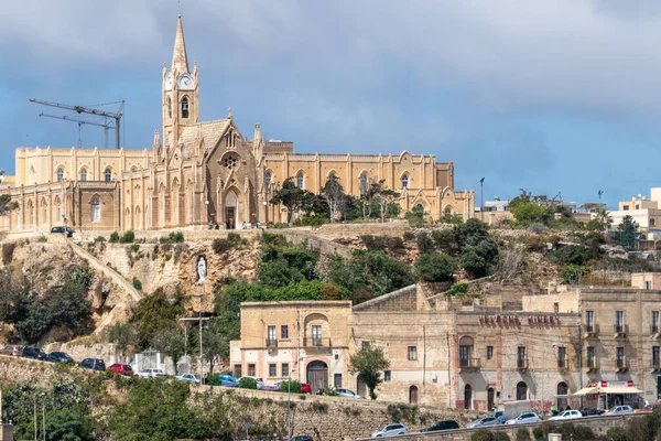 Gozo, Malta, 3 Mayıs 2023. Lourdes Leydisi 'nin manzarası, Mgarr Kilisesi bir tepenin üstünde