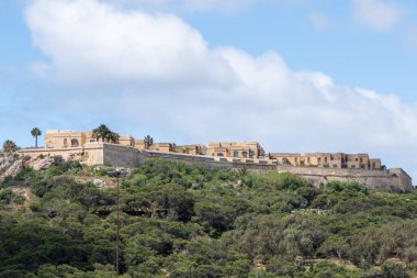 Gozo, Malta, 3 Mayıs 2023. Fort Chambray, Mgarr limanına bakan bir kıyı kalesidir. Adını Kudüs 'ün Aziz John' unun Fransız şövalyesinden almıştır.