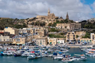 Gozo, Malta, 3 Mayıs 2023. Loreto Leydisi 'nin Ghajnsielem kilisesi ve Mgarr' daki Lourdes Leydisi.