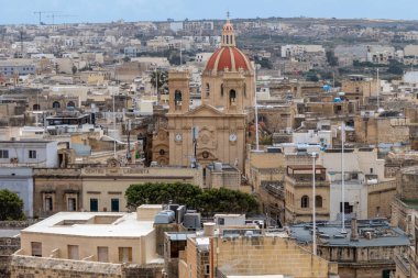 Gozo, Malta, 3 Mayıs 2023. Aziz George Bazilikası 'nın kırmızı kubbesiyle Victoria Kalesi' nden görüntüler.