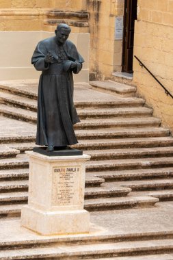 Gozo, Malta, 3 Mayıs 2023. Papa 2. John Paul 'un Rabat, Victoria' daki Notre-Dame-de-l 'Assomption Katedrali önündeki heykeli.,