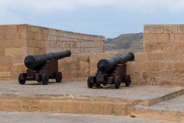 Gozo, Malta, 3 Mayıs 2023. Surlarda topları olan Victoria Kalesi 'nin manzarası