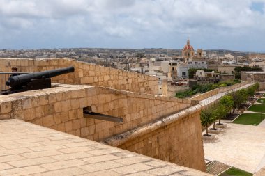 Gozo, Malta, 3 Mayıs 2023. Aziz George Bazilikası 'nın kırmızı kubbesiyle Victoria Kalesi' nden görüntüler.