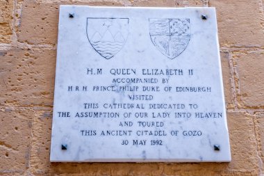 Gozo, Malta, 3 Mayıs 2023. Katedral ve Katedral 'e yapılan HMS ziyareti anısına kuzey girişinin yanındaki yazıt, Victoria