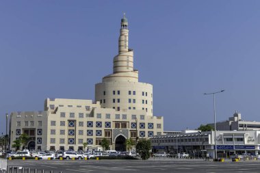 Doha, Katar, 1 Kasım 2023. Abdullah Bin Zat el Mahmut İslam Kültür Merkezi 'nin El Fanar Spiral Kulesi manzarası