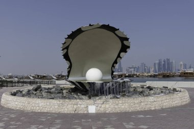 Doha, Katar, 1 Kasım 2023. Corniche 'in kuzey ucunda çeşmesi olan İnci İstiridye Anıtı.