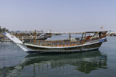 Doha, Katar, 1 Kasım 2023. Geleneksel Arap yemeği Doha İslam Sanatı Müzesi yolunda