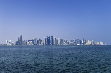 Doha, Katar, 1 Kasım 2023. Deniz manzaralı gökdelenler